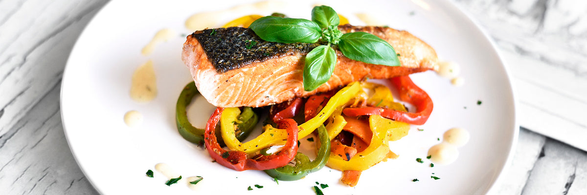 1500x500_Lachs-mit-Gemüse-und-grünem-Pesto