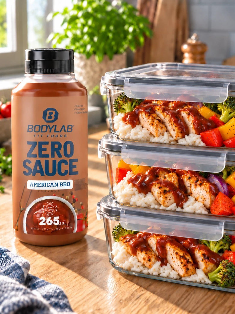 Drei gestapelte Meal-Prep-Boxen mit Hähnchen, Reis und Gemüse in BBQ-Sauce, daneben die BODYLAB ZERO Sauce American BBQ